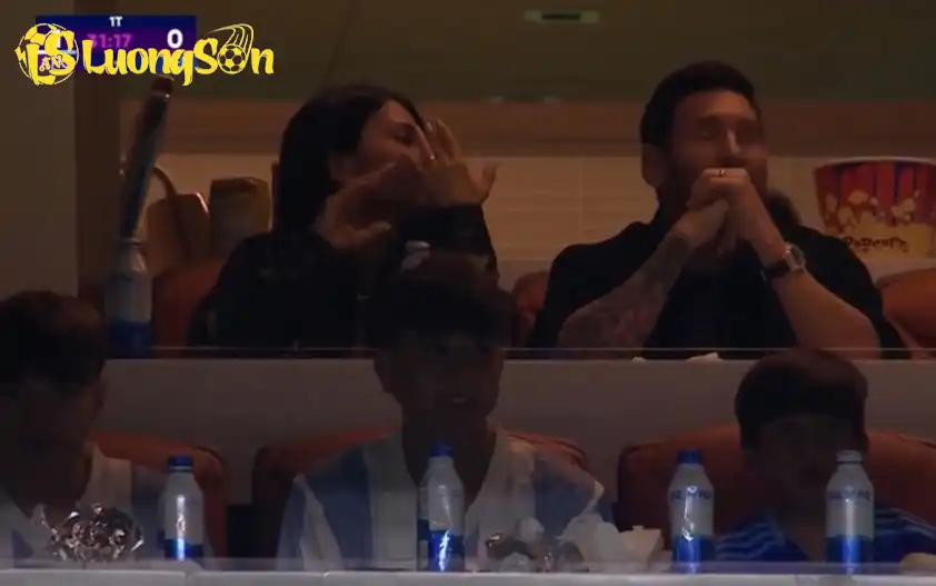 Messi ngồi trên khán đài xem các đồng đội thi đấu