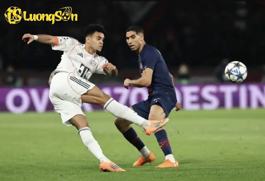 Diaz nhanh chóng giúp Bayern vươn lên dẫn trước với cú đúp đẳng cấp